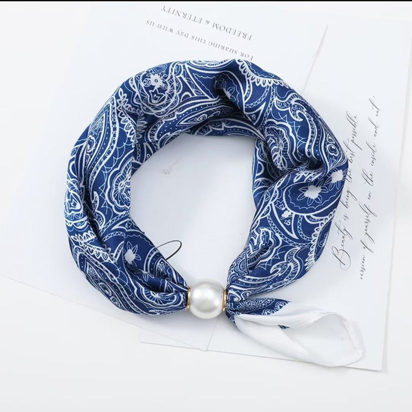 Effortless Glamour: Pop-On Pearl Necklace Scarf ✨