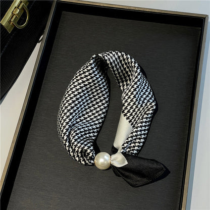 Effortless Glamour: Pop-On Pearl Necklace Scarf ✨