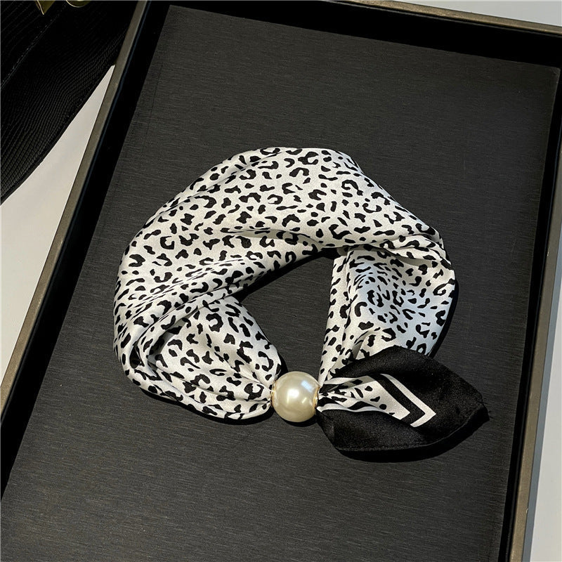 Effortless Glamour: Pop-On Pearl Necklace Scarf ✨