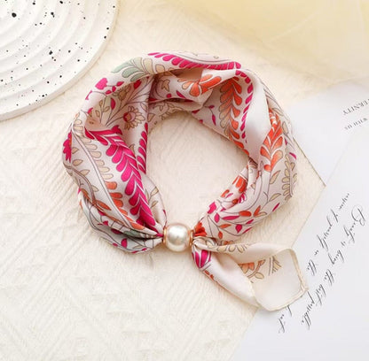 Effortless Glamour: Pop-On Pearl Necklace Scarf ✨