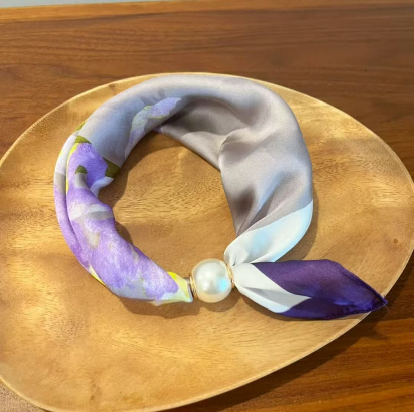Effortless Glamour: Pop-On Pearl Necklace Scarf ✨