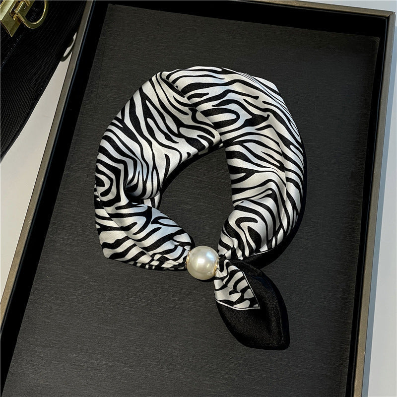 Effortless Glamour: Pop-On Pearl Necklace Scarf ✨