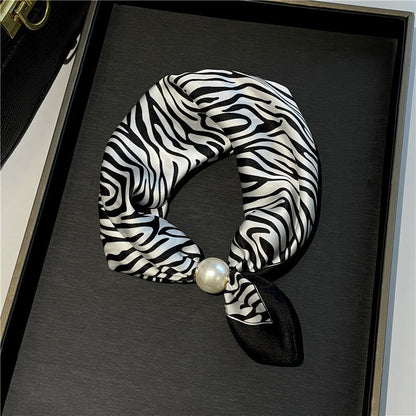 Effortless Glamour: Pop-On Pearl Necklace Scarf ✨